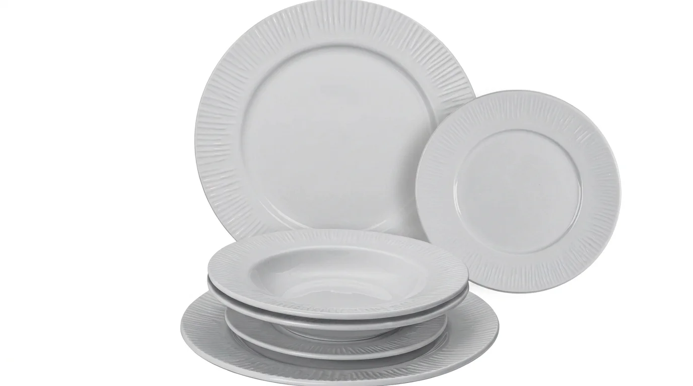 Bílá porcelánová sada talířů Lamart Fancy s jemným vroubkovaným reliéfem na okrajích.