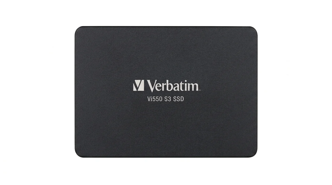 Černý interní SSD disk Verbatim Vi550 S3 s bílým logem a textem uprostřed na bílém pozadí.