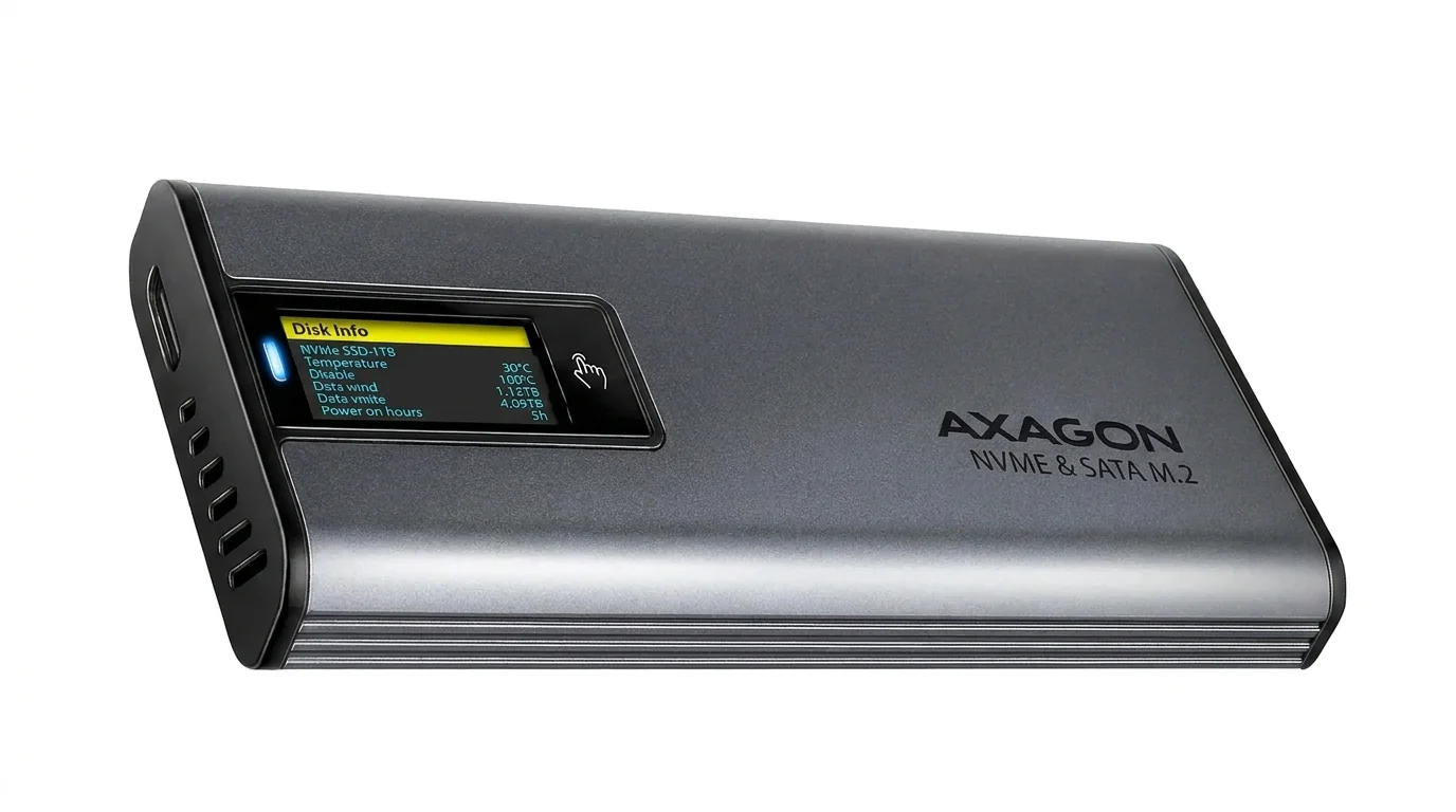 Sivý kovový externý box AXAGON NVME & SATA M.2 so zabudovaným displejom a bočným konektorom USB-C.