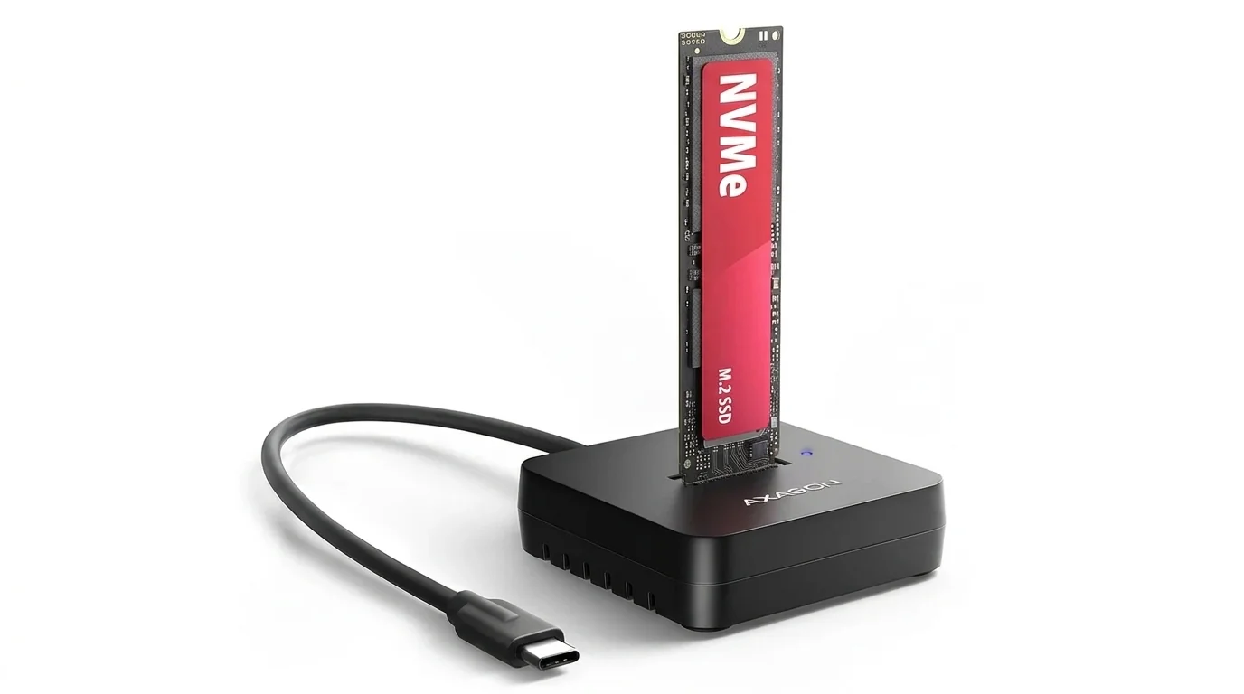Čierna dokovacia stanica AXAGON ADSA-M2C11L so zvisle zasunutým M.2 NVMe SSD diskom a USB-C káblom.
