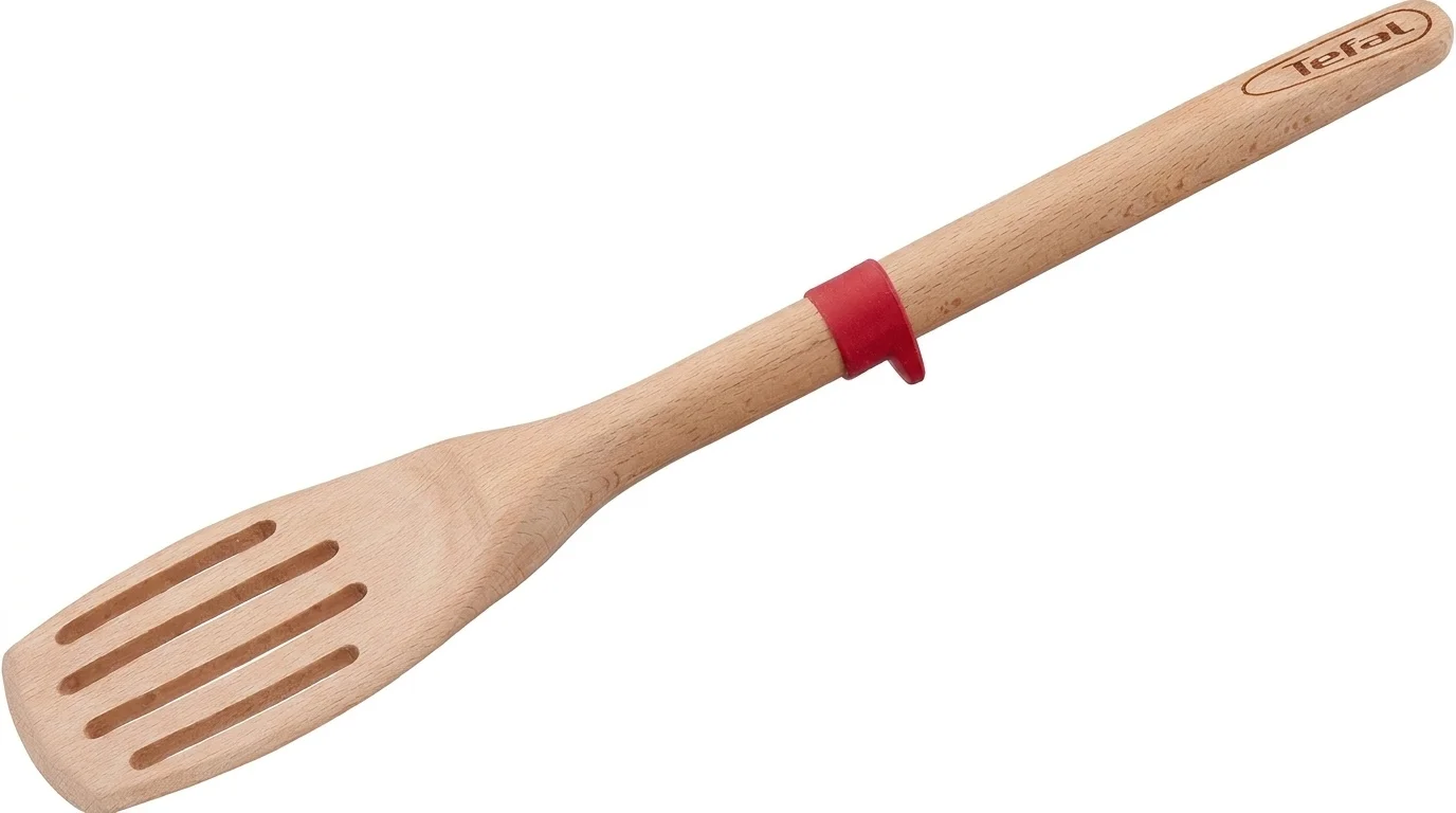 Dřevěná obracečka Tefal Ingenio Wood s podélnými otvory a červeným silikonovým kroužkem na rukojeti.