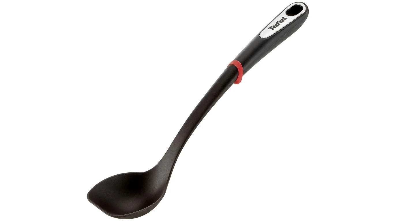 Černá servírovací lžíce Tefal Ingenio s červeným silikonovým kroužkem a závěsným otvorem na rukojeti.