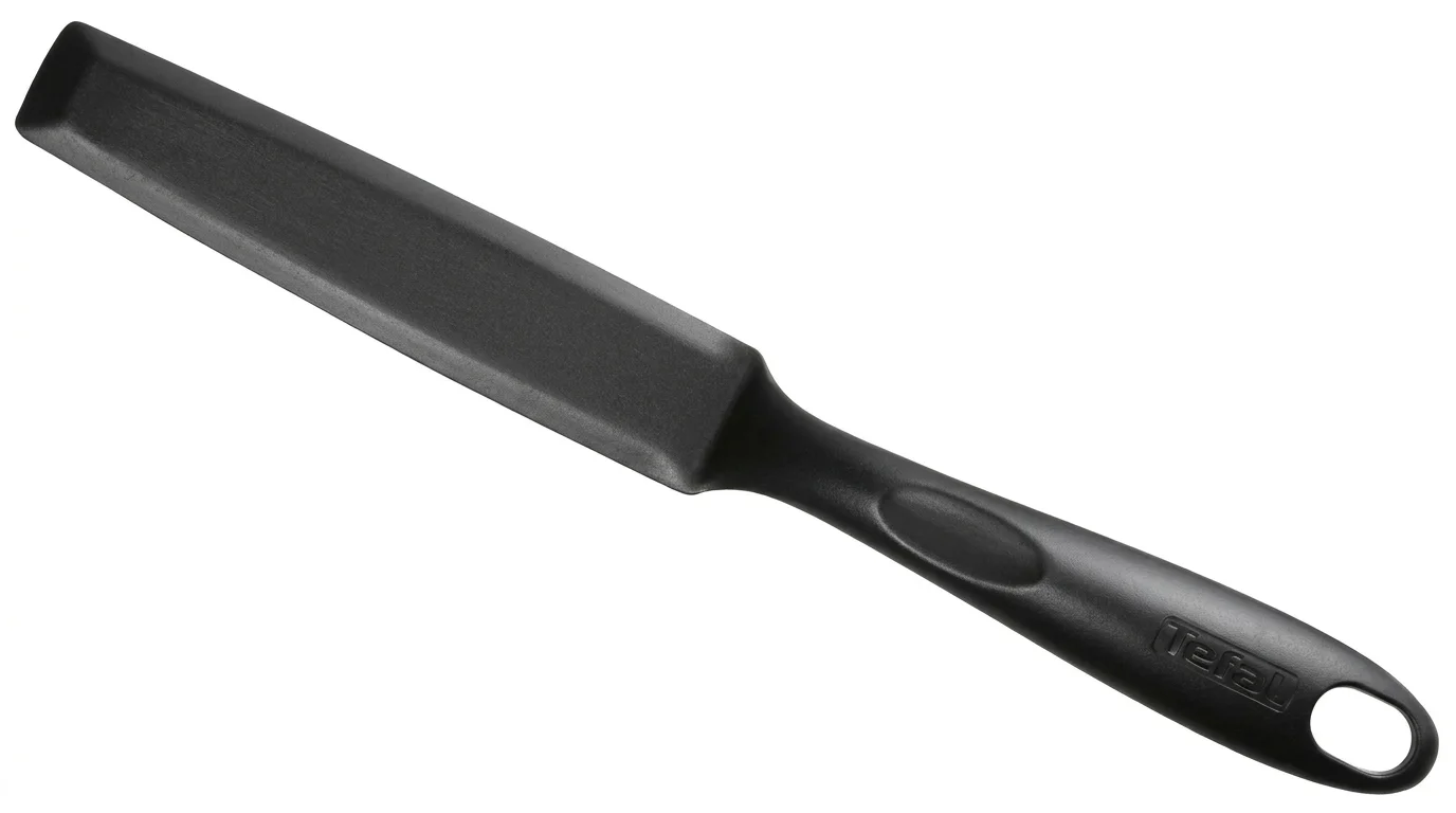 Černá plastová obracečka na palačinky Tefal s dlouhou plochou čepelí a otvorem pro zavěšení v rukojeti.