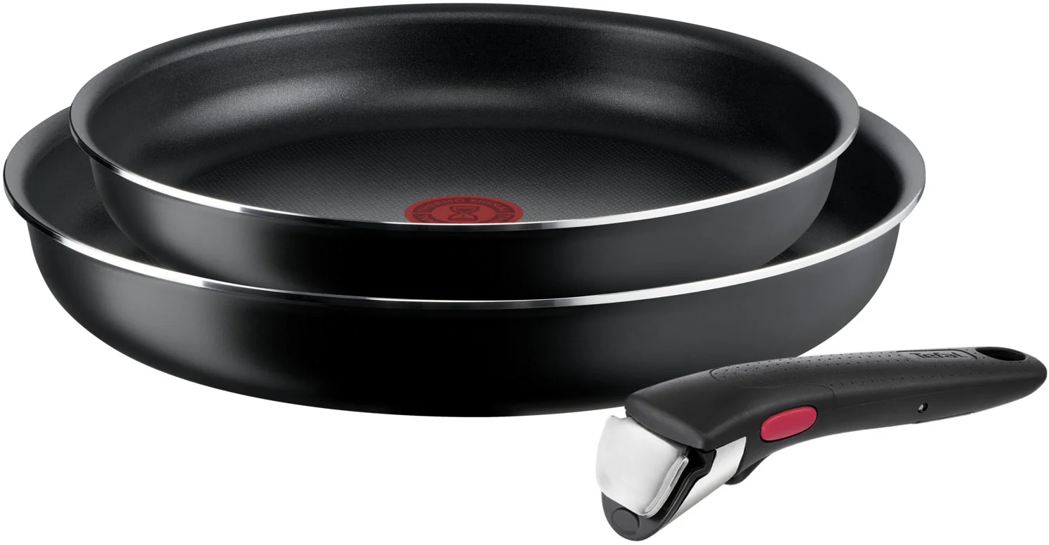Dvě stohované černé pánve Tefal s indikátorem Thermo-Signal a samostatná odnímatelná rukojeť.