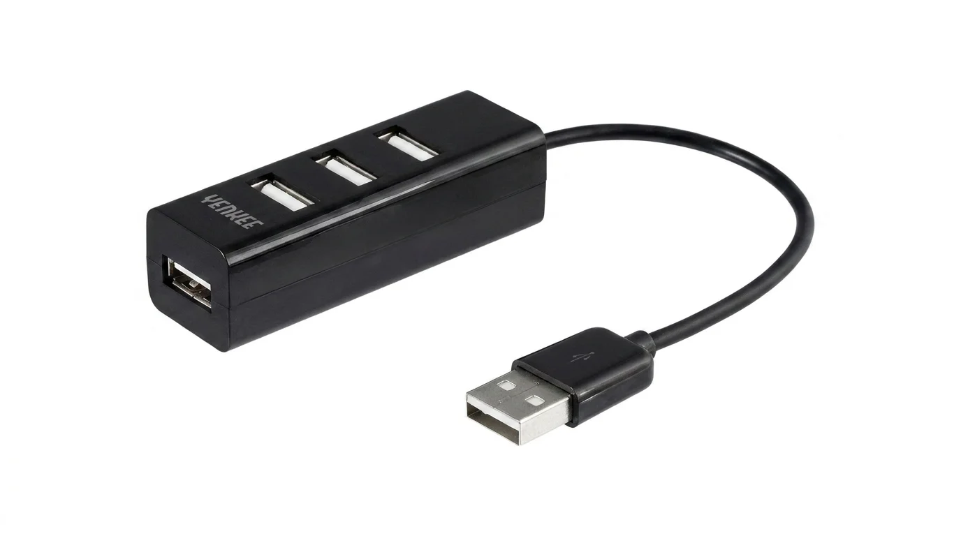 Čierny USB rozbočovač Yenkee so štyrmi portami a krátkym pripájacím káblom na bielom pozadí.