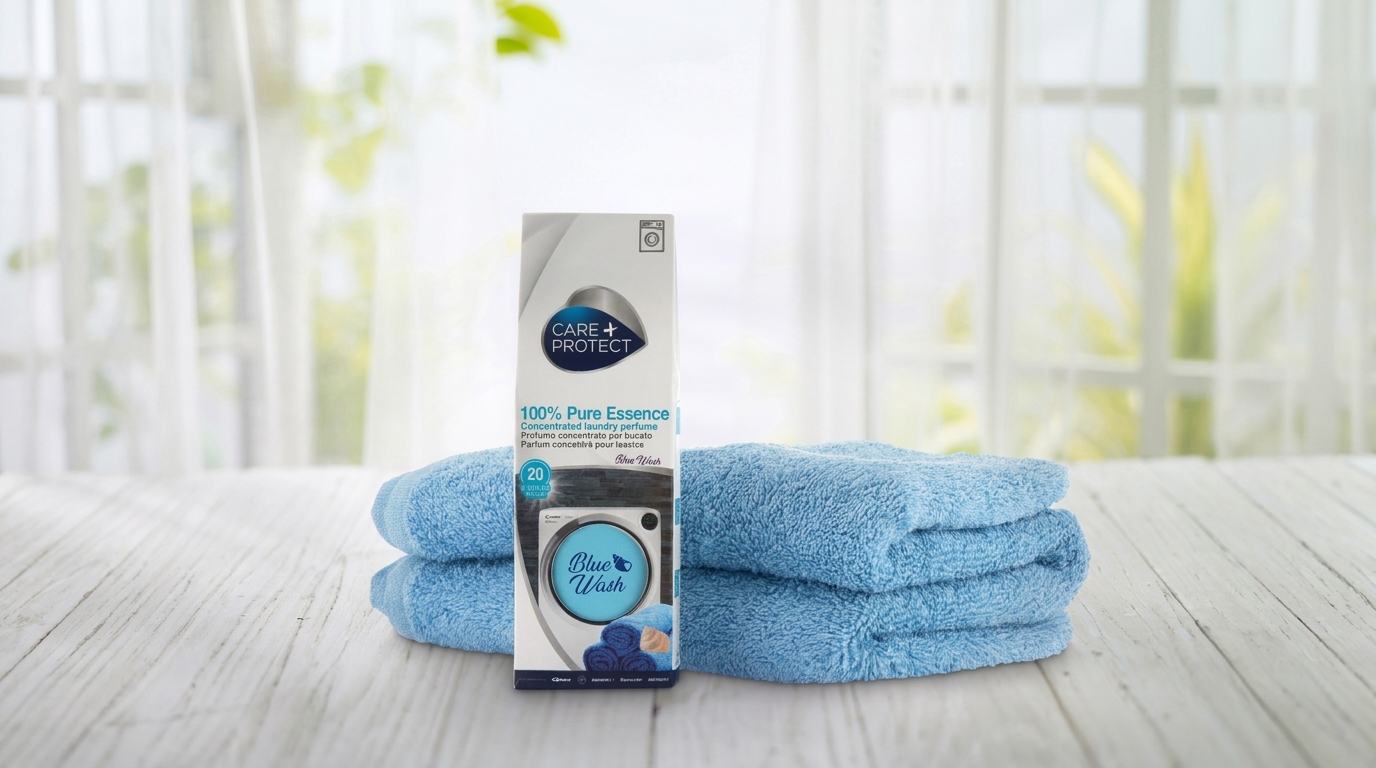 Balenie parfému do práčky Care+Protect Blue Wash pred zloženým modrým uterákom na drevenom stole.