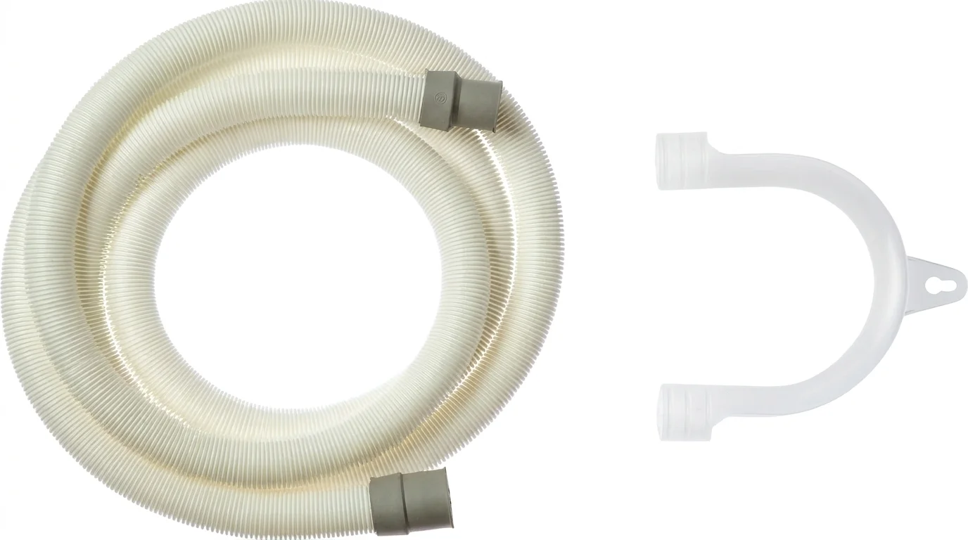Bílá flexibilní vypouštěcí hadice Electrolux E2WDA250B se šedými koncovkami a bílým plastovým držákem ve tvaru U.