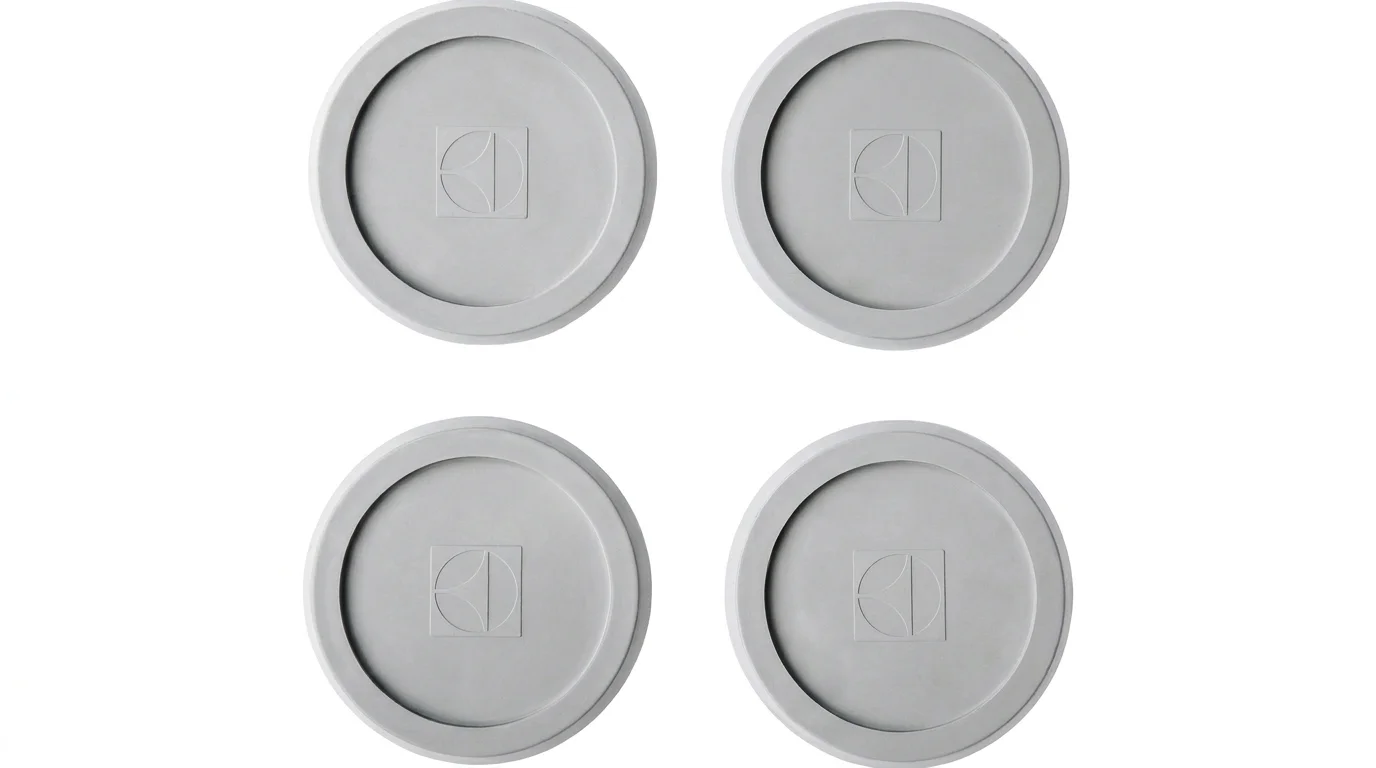 Štyri okrúhle sivé antivibračné podložky pod práčku Electrolux s logom v strede.