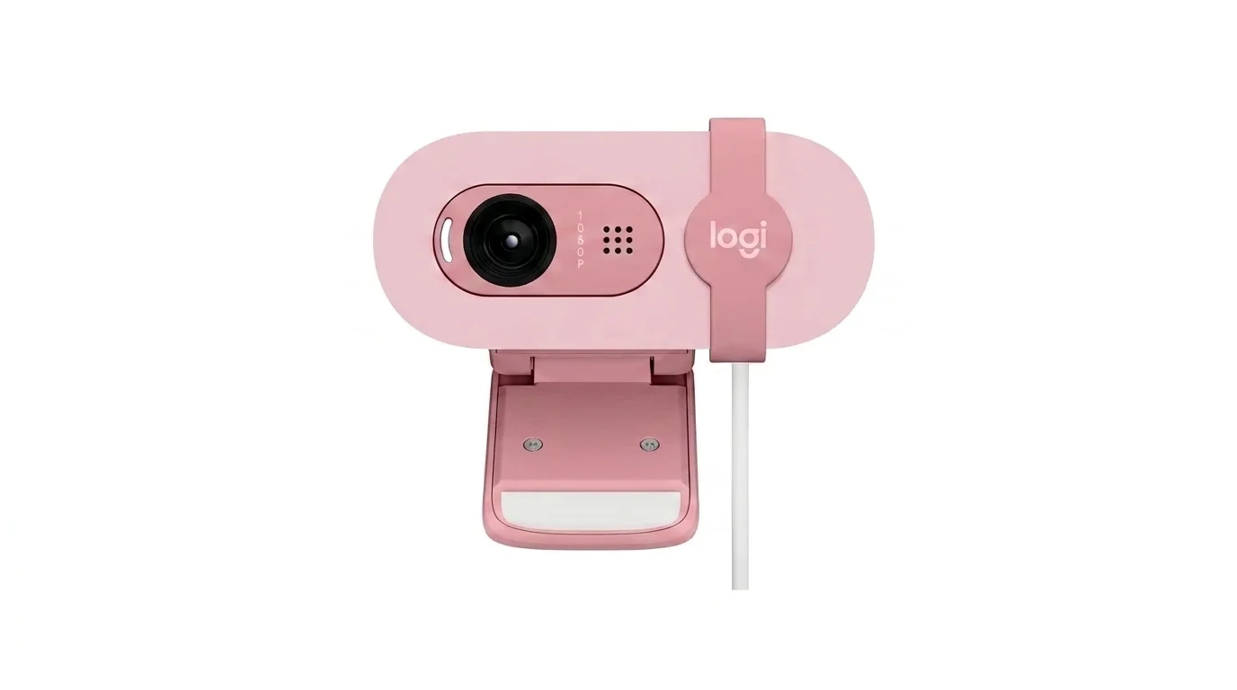 Růžová webkamera Logitech Brio 100 s odhaleným objektivem, logem logi na krytce a upevňovacím klipem na bílém pozadí.