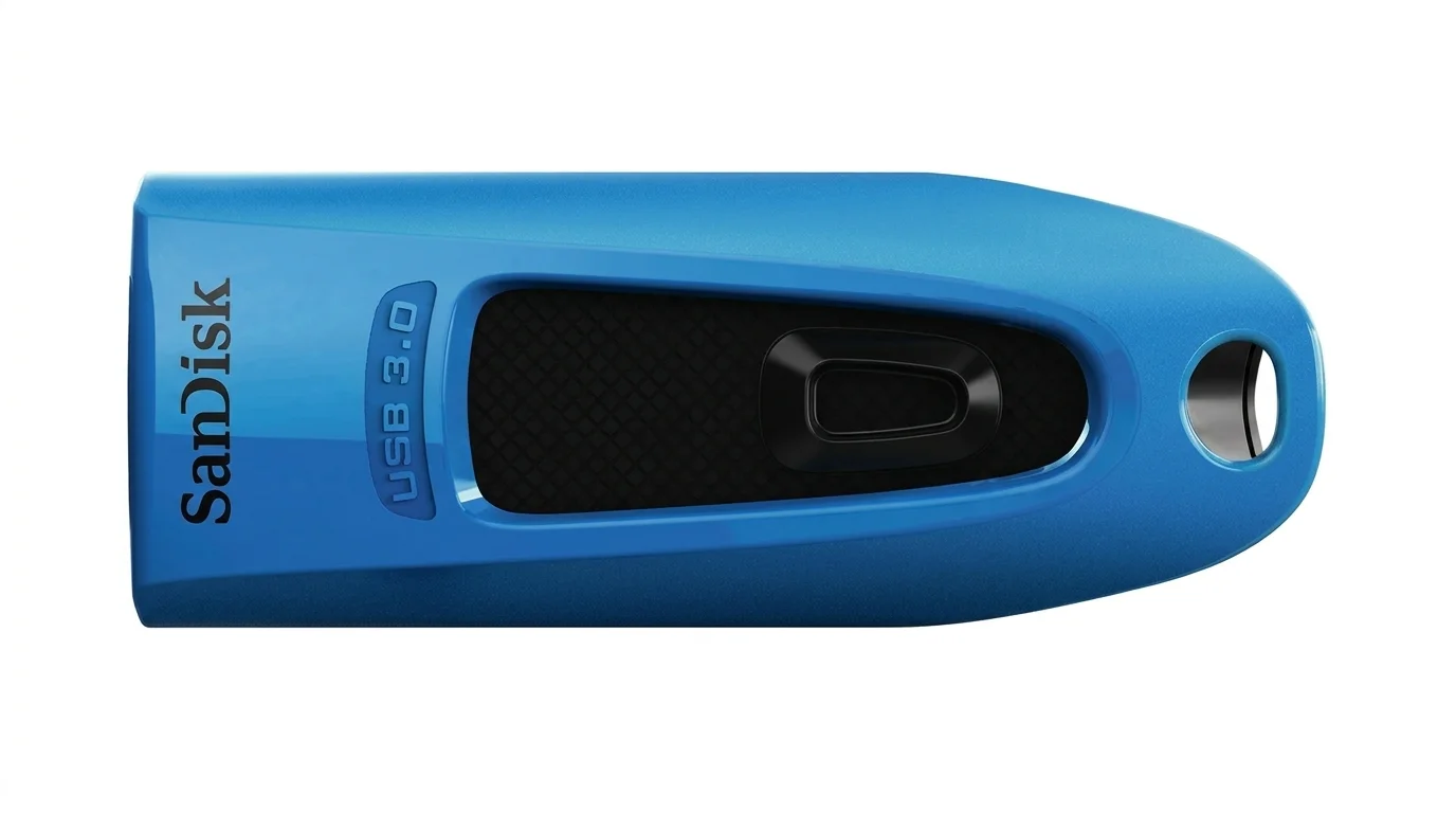 Modrý flashdisk SanDisk USB 3.0 s černým vysouvacím mechanismem a otvorem na klíče.