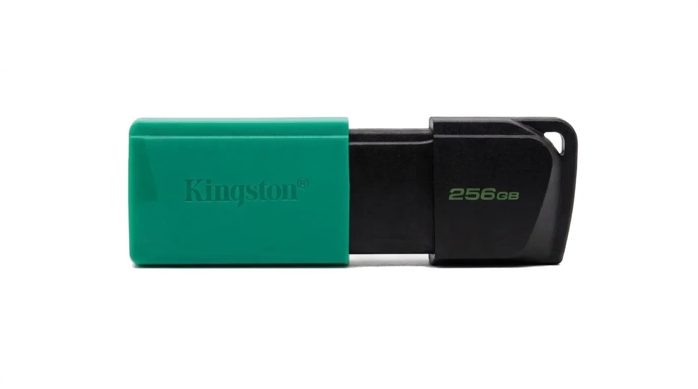 Čierno-tyrkysový USB kľúč Kingston DataTraveler Exodia M 256GB s posuvným ochranným krytom a pútkom na kľúče.