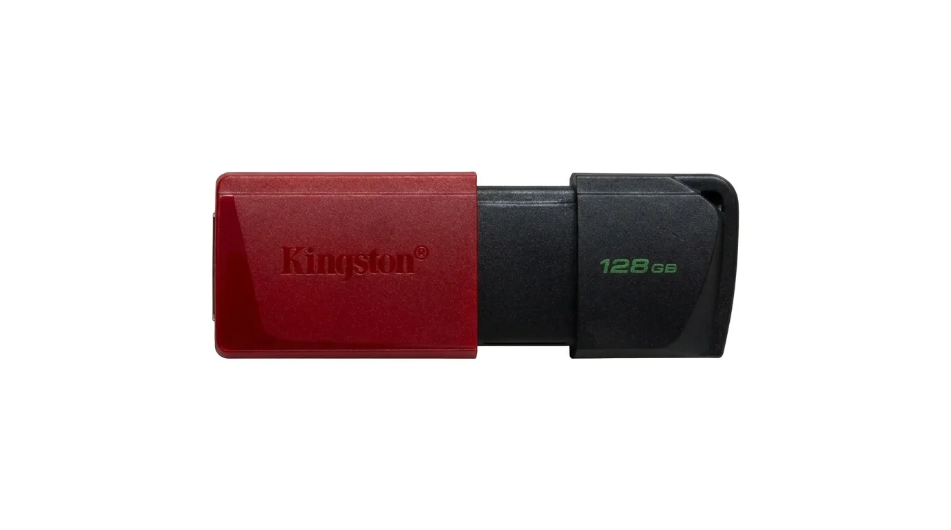 Flashdisk Kingston DataTraveler Exodia M s červeným posuvným krytem a černým tělem s nápisem 128 GB.