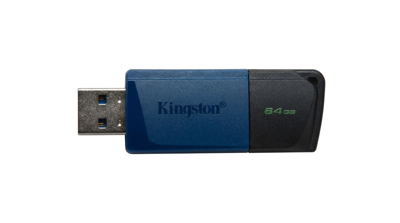 Čierno-modrý flash disk Kingston DataTraveler Exodia M s označením 64 GB a vysunutým USB konektorom.