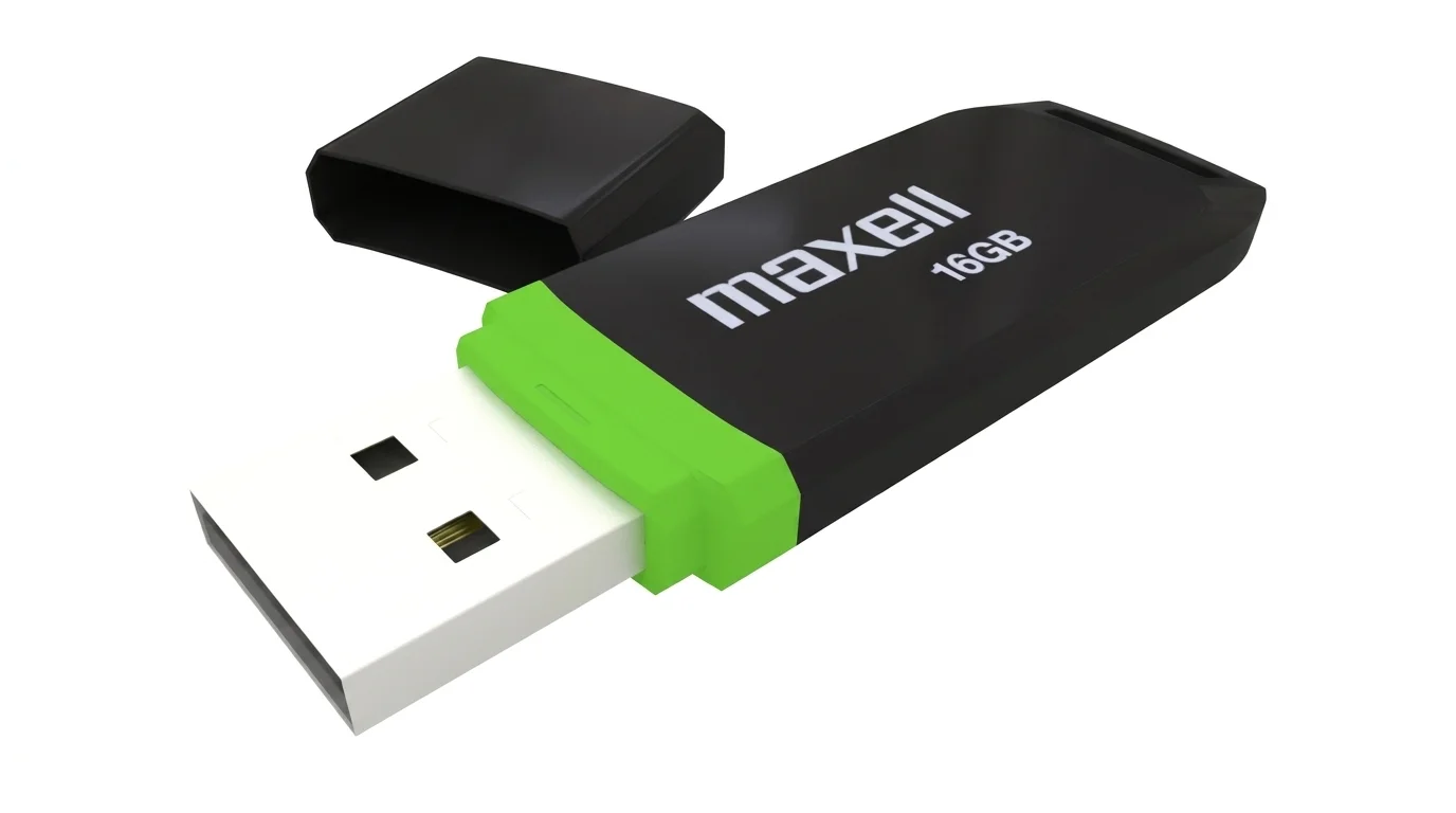 Černý flashdisk Maxell 16 GB se zeleným prvkem a sejmutou černou krytkou.