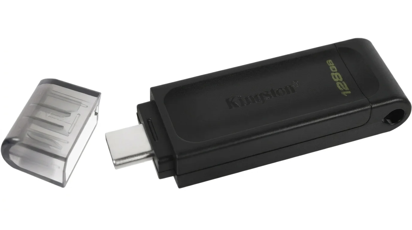 Černý flash disk Kingston DataTraveler 70 128GB se sejmutou ochrannou krytkou USB-C konektoru.