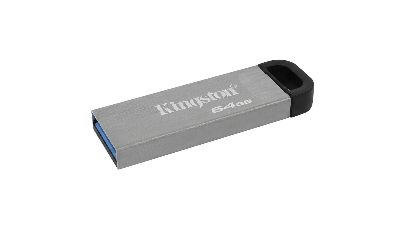 Kovový USB flash disk Kingston DataTraveler 64GB v striebornom vyhotovení s čiernym pútkom.