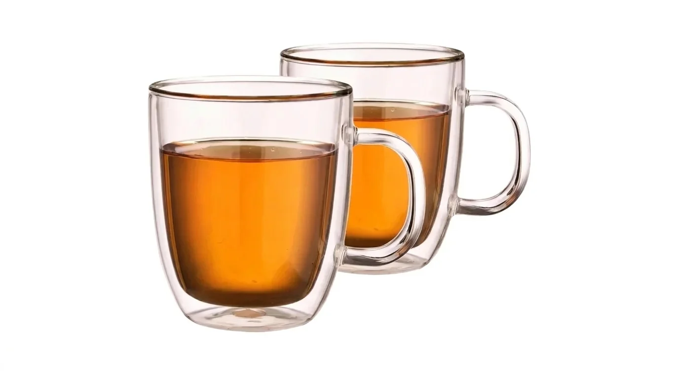 Dvě čiré dvoustěnné termo sklenice Maxxo Extra Tea s uchem naplněné čajem.