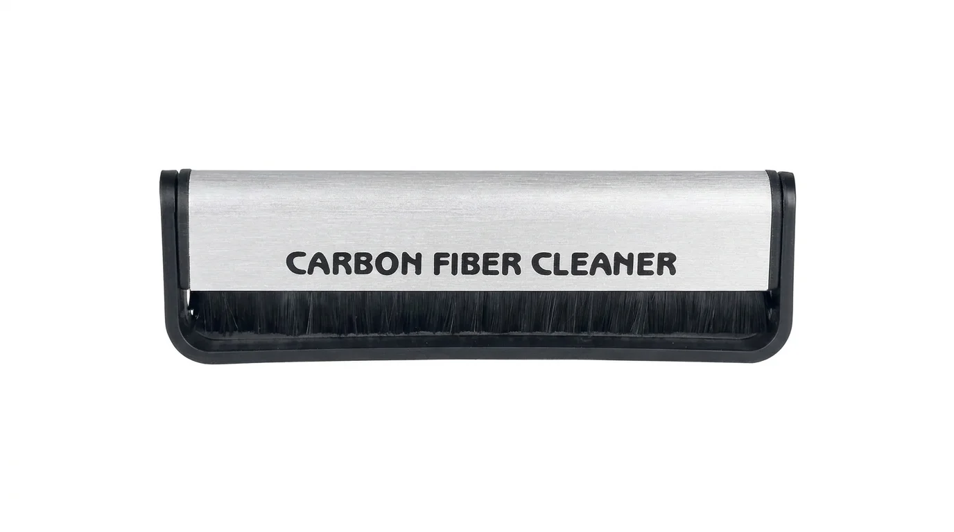 Plochý čisticí kartáček na LP desky se stříbrným tělem, nápisem Carbon Fiber Cleaner a jemnými černými vlákny.