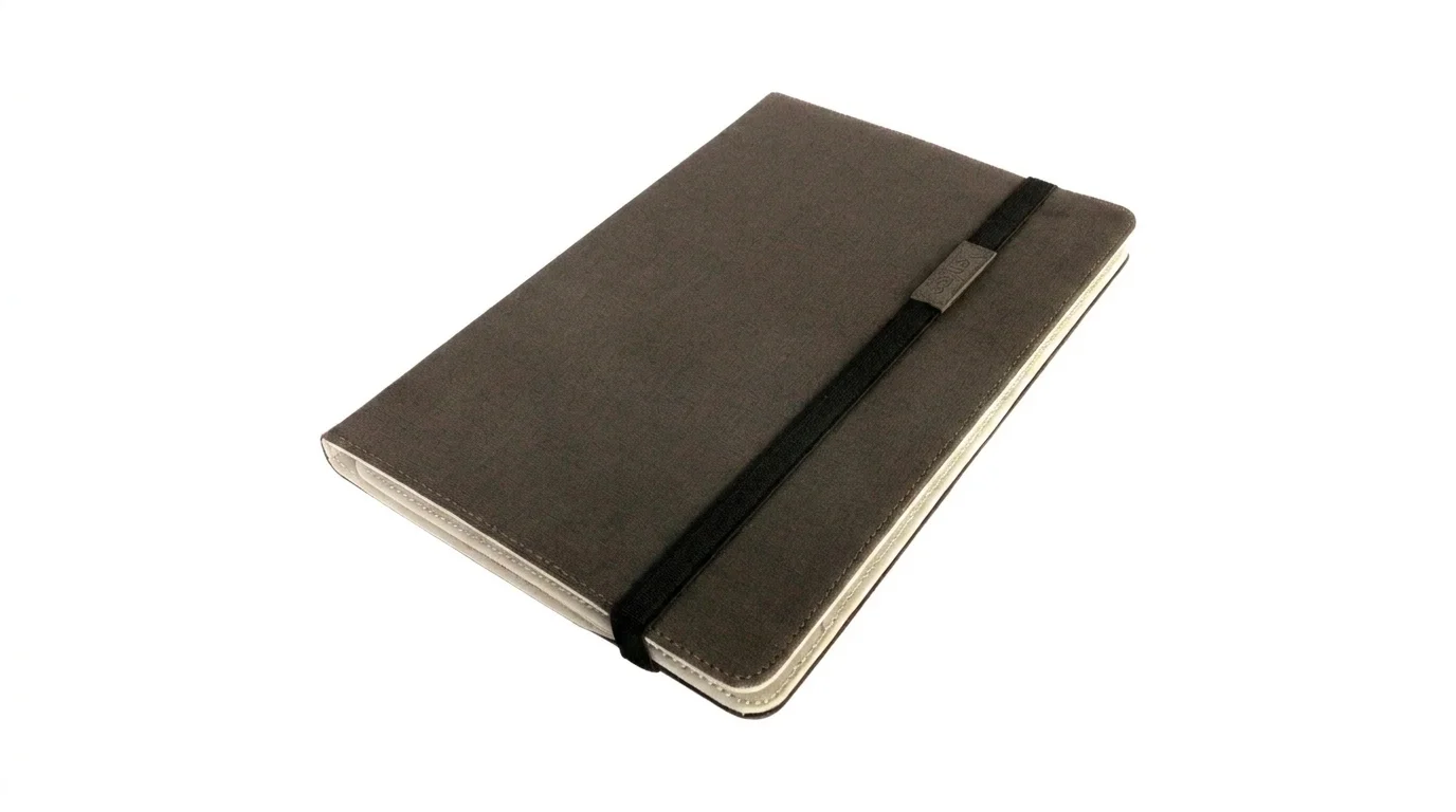 Zavřené pouzdro pro tablet Yenkee YBT 1015BK v tmavém provedení zajištěné černým elastickým páskem.