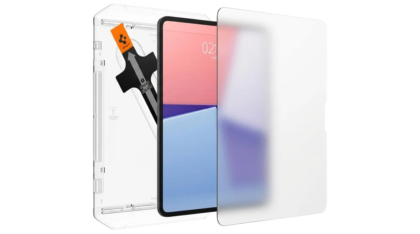 Matné ochranné sklo Spigen Paper Touch a instalační rámeček EZ Fit zobrazené u tabletu iPad Pro.