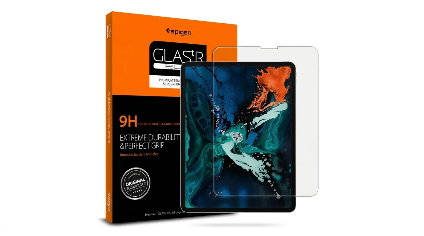 Průhledné ochranné sklo Spigen Glass Slim před displejem tabletu iPad Pro a originální balení.