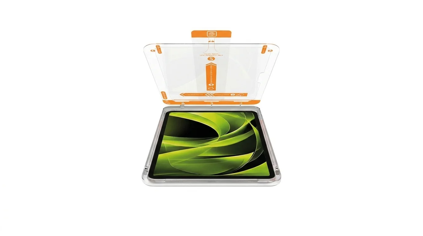 Tablet iPad Pro v otevřeném průhledném instalačním rámečku pro snadnou aplikaci ochranného skla.