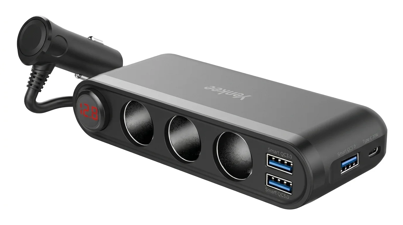 Zásuvka do auta Yenkee YAC 470 se třemi 12V výstupy, USB-A a USB-C porty, LED displejem a kabelem se zástrčkou do autozapalovače.