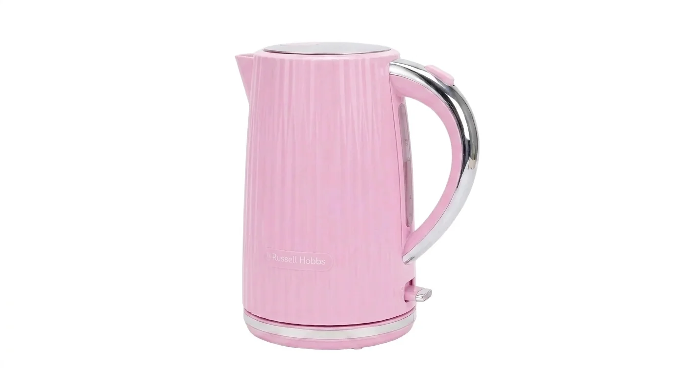 Ružová rýchlovarná kanvica Russell Hobbs s chrómovými detailmi a jemne textúrovaným povrchom na bielom pozadí.