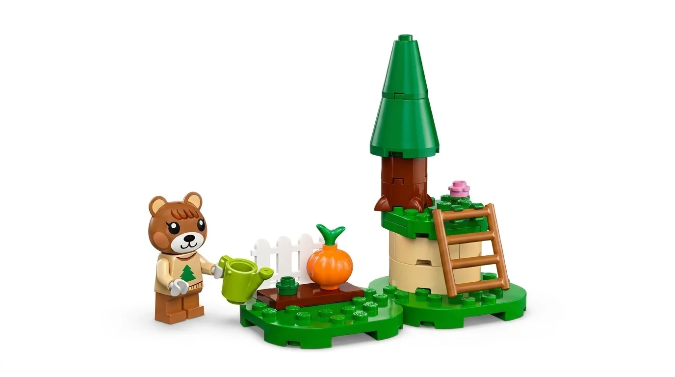 Minifigurka medvídka Maple s konvičkou u zahrady s dýní a vyvýšeným stromem se žebříkem ze stavebnice LEGO.