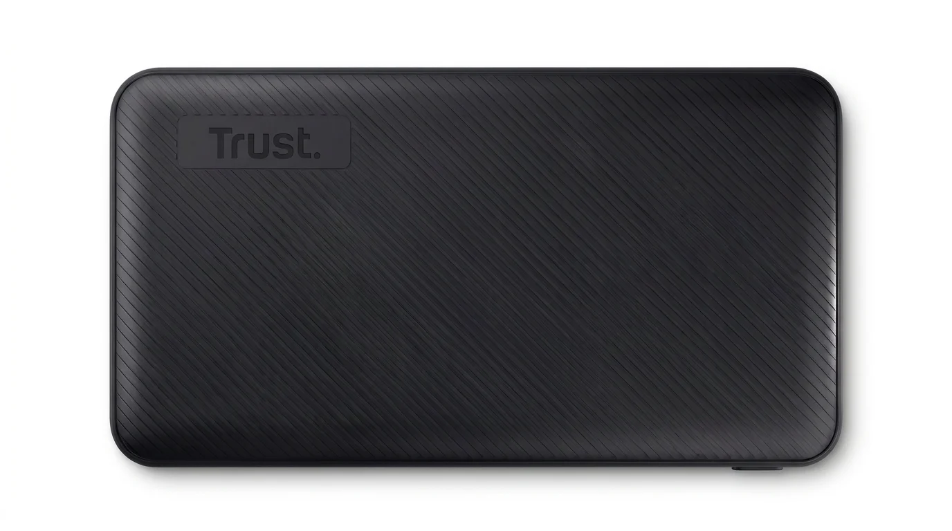 Černá powerbanka Trust Primo s jemně vroubkovaným diagonálním povrchem a logem Trust.