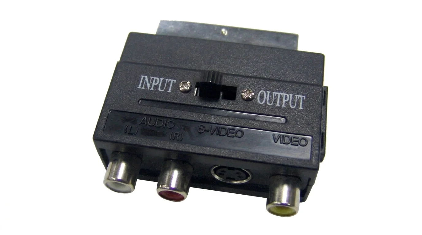 Černá redukce Sencor se SCART konektorem, přepínačem Input/Output, třemi RCA konektory a portem S-Video.