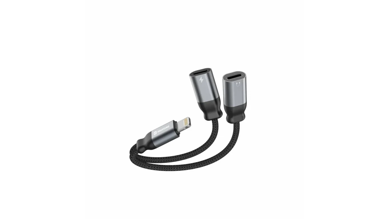 Nabíjecí audio adaptér Swissten s černým textilním kabelem, konektorem Lightning a dvěma porty se symboly nabíjení a zvuku.