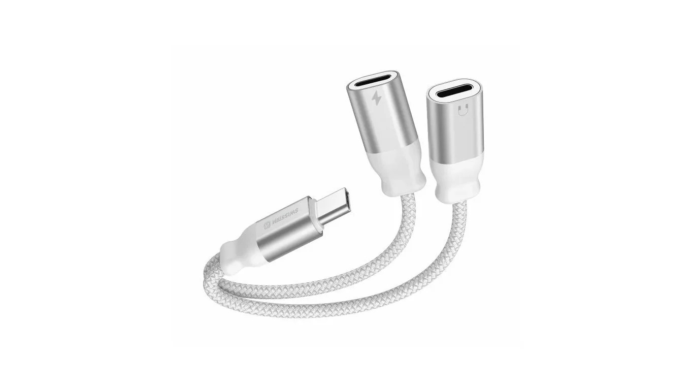 Stříbrný nabíjecí audio adaptér Swissten z USB-C na dva porty USB-C s ikonou sluchátek a blesku.