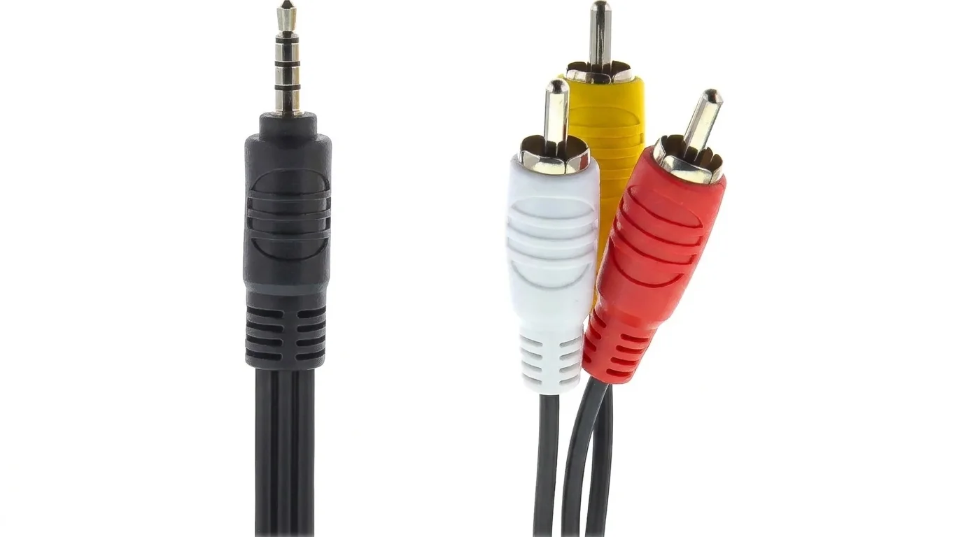 Čtyřpólový 3,5mm jack konektor a tři RCA konektory v bílé, žluté a červené barvě.
