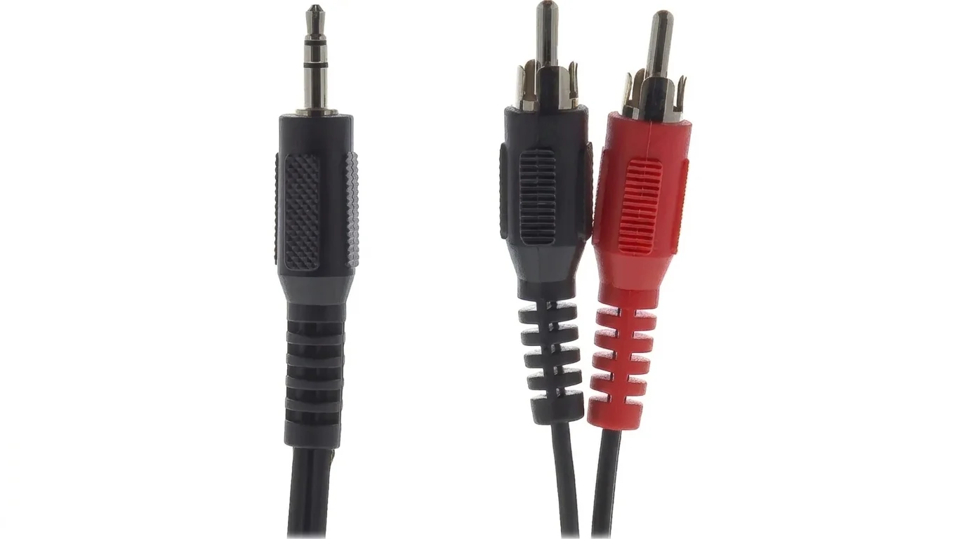 Konektor 3,5 mm jack a dva RCA cinch konektory v černé a červené barvě audio kabelu Sencor SAV 104-050.