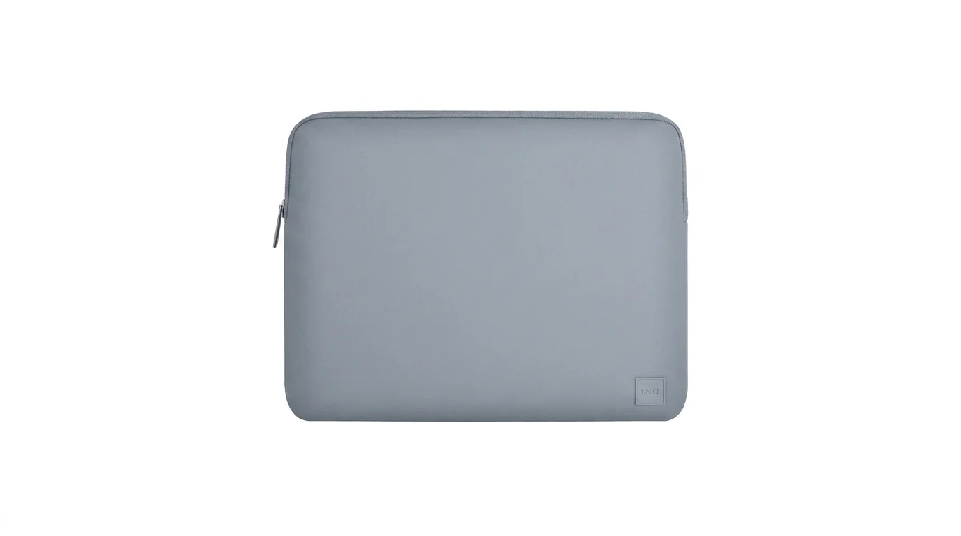 Světle modré pouzdro na notebook UNIQ Cyprus se zapínáním na zip a decentním logem v pravém dolním rohu.