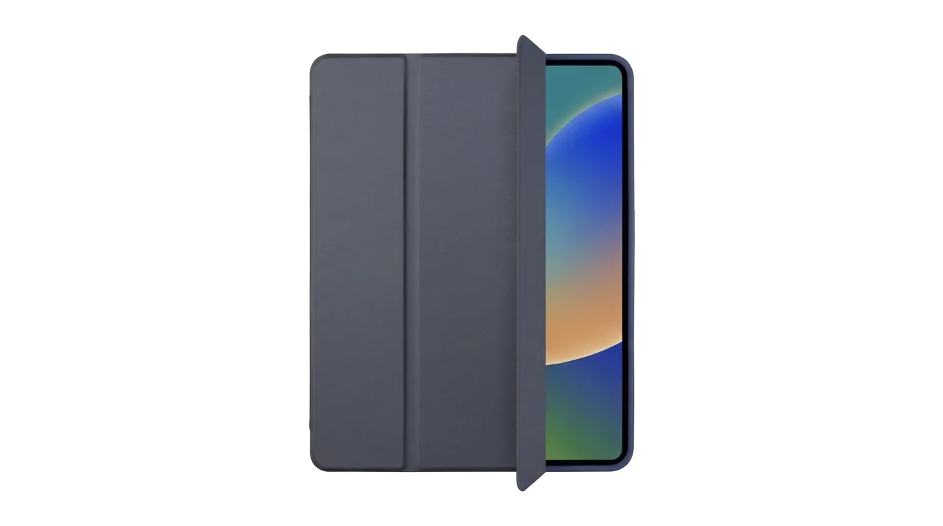 Modré pouzdro Fixed Padcover s mírně odklopenou přední stranou odhalující část rozsvíceného displeje iPadu.