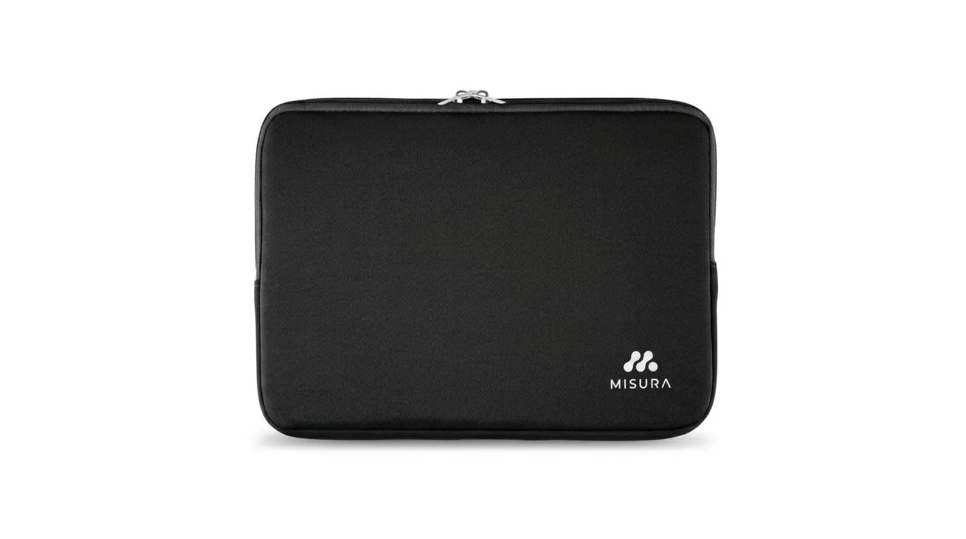 Černé ochranné pouzdro Misura se zapínáním na zip a bílým logem značky v pravém dolním rohu.