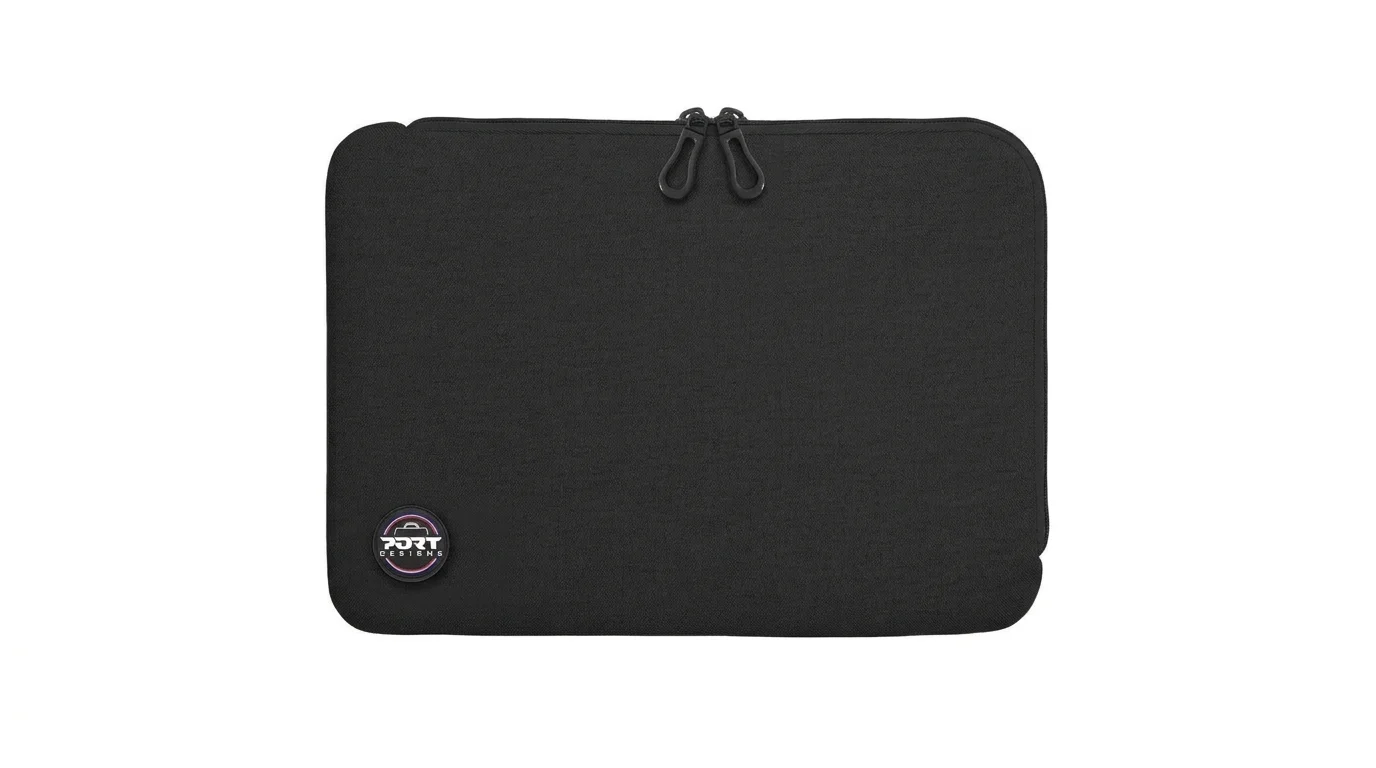 Čierne puzdro na notebook so zipsom s dvoma jazdcami hore a okrúhlym logom Port Designs v ľavom dolnom rohu.