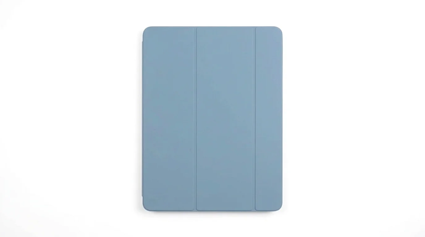 Zavřené pouzdro Apple Smart Folio pro iPad Air 11" v denimovém provedení s trojdílným předním krytem.