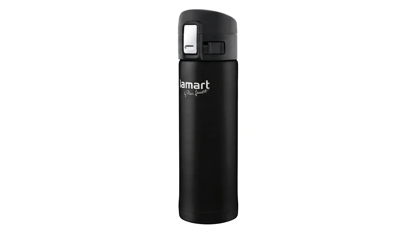 Čierna termoska Lamart s bielym logom a tlačidlovým mechanizmom uzáveru s poistkou.