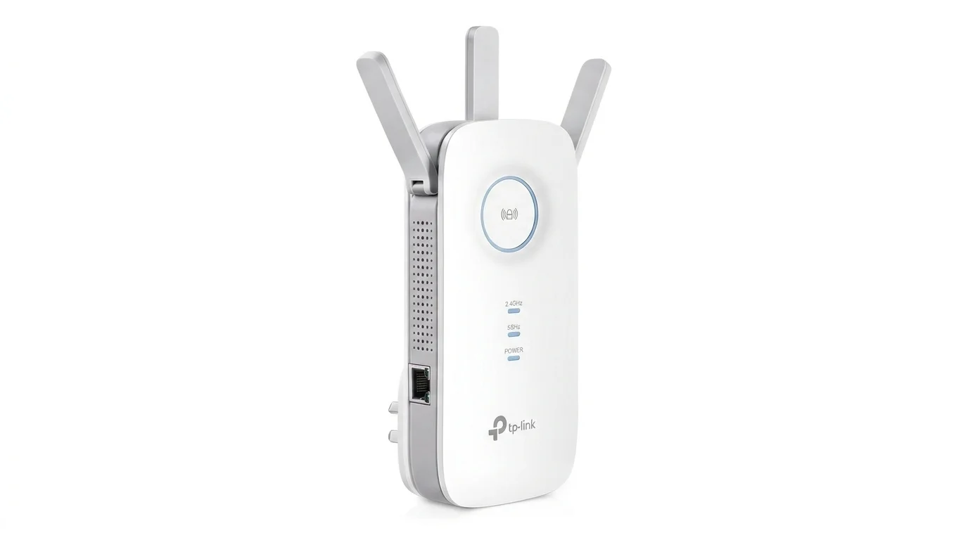 Biely zosilňovač signálu TP-Link RE450 s tromi vyklopenými anténami, kruhovým indikátorom a bočným ethernetovým portom.