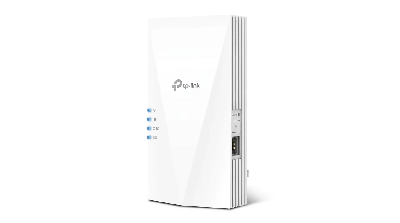 Biely zosilňovač signálu TP-Link RE700X s modrými LED kontrolkami a bočným ethernetovým portom.