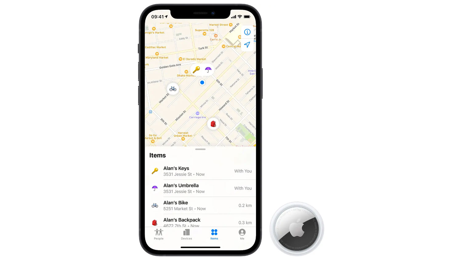 iPhone zobrazující aplikaci Najít se seznamem označených předmětů na mapě a vedle něj ležící lokátor Apple AirTag.