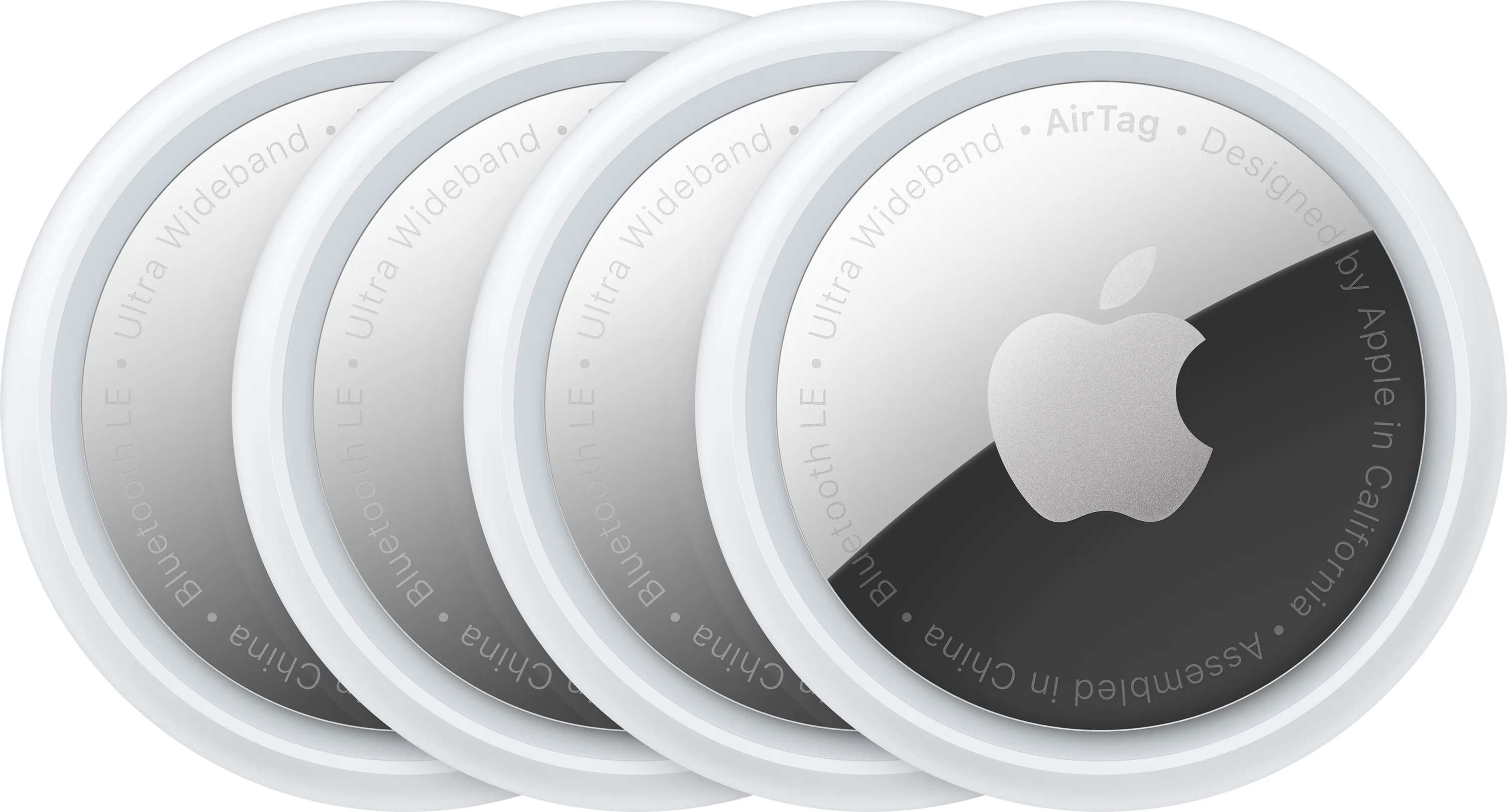 Čtyři chytré lokátory Apple AirTag s bílým lemem a stříbrným povrchem s logem Apple naskládané v řadě přes sebe.