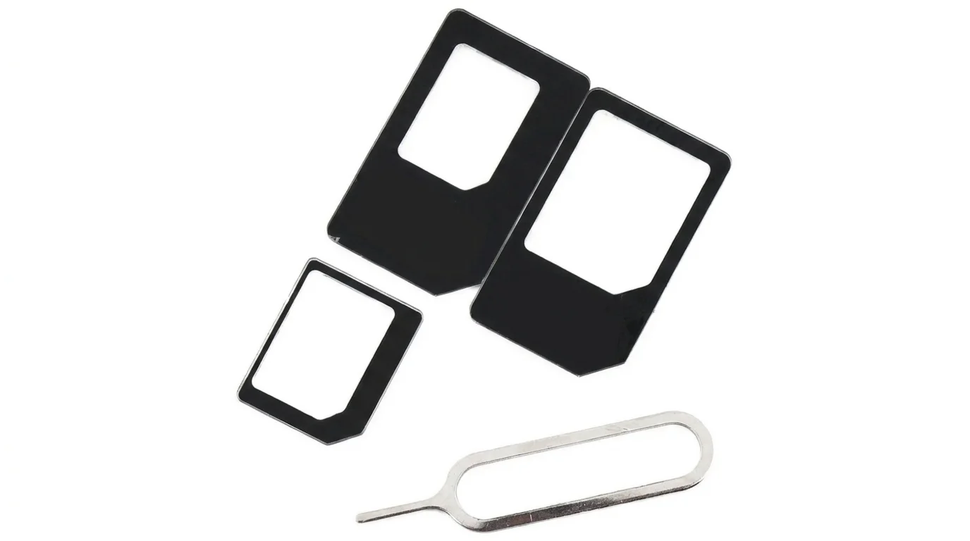 Tři černé SIM adaptéry a kovový vysunovací pin na bílém podkladu.