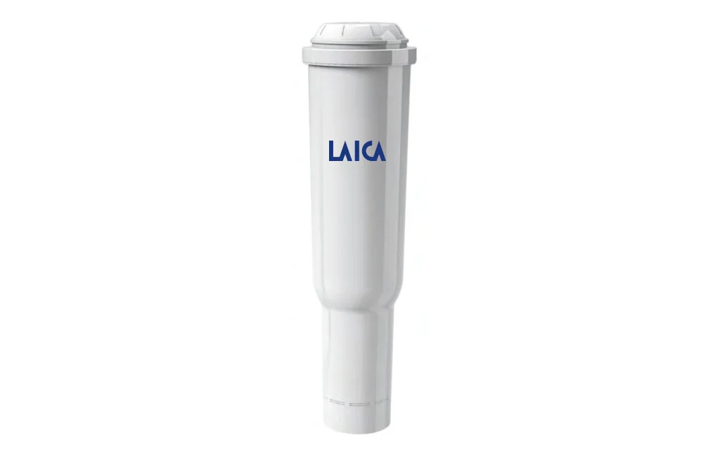 Bílý vodní filtr Laica E0BAA00 Power White s modrým logem LAICA na bílém pozadí.