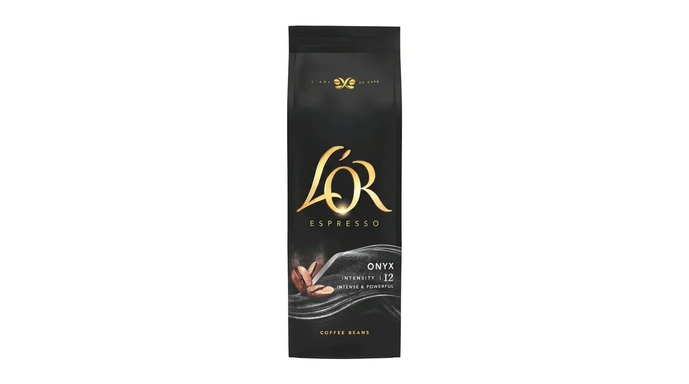 Čierne balenie zrnkovej kávy L'OR Espresso Onyx s intenzitou 12 a vyobrazením kávových zŕn.