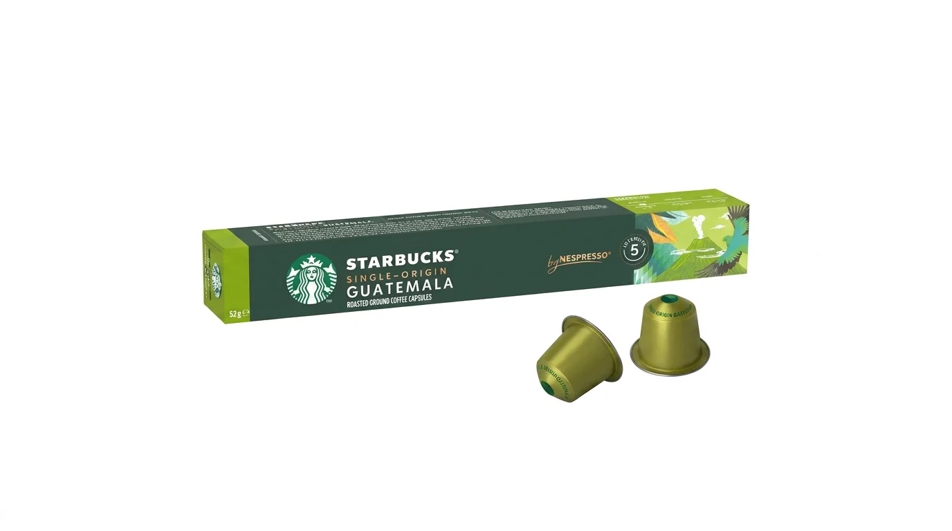 Zelená krabička kávových kapslí Starbucks Single-Origin Guatemala a dvě kávové kapsle na bílém pozadí.