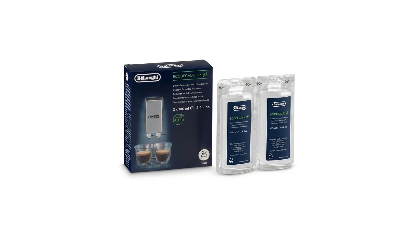 Odvápňovač De'Longhi EcoDecalk Mini v tmavě modré krabičce vedle dvou samostatných 100ml lahviček s přípravkem.